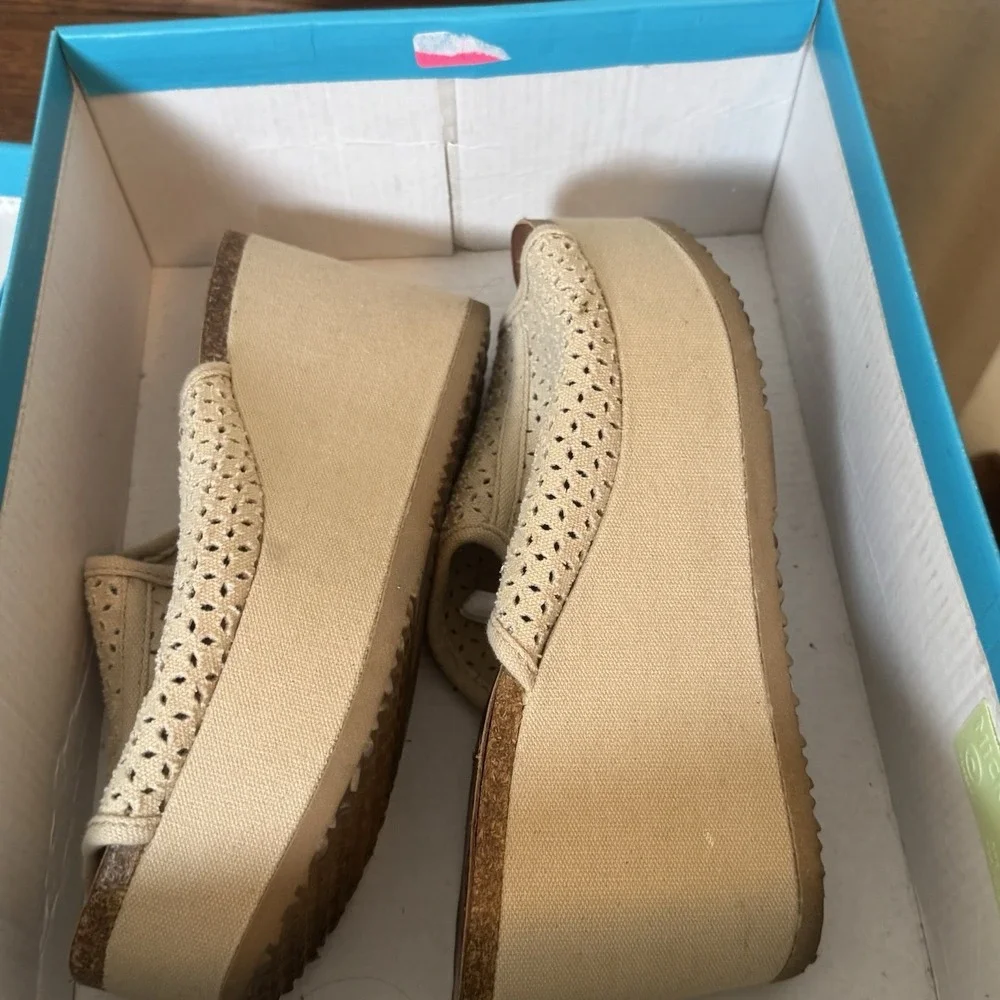 Mad Love Marian Ivory Wedge Sandals Size 8 Platform Peep Toe Slip-On